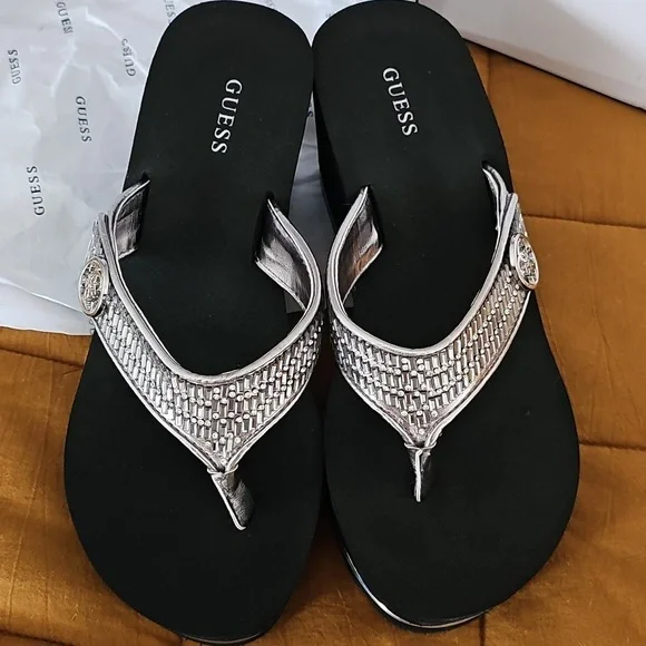 GUESS NIB Women's Black and Silver Sparkle Sarraly Platform Sandals sz 8 - Picture 3 of 4